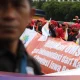 Ribuan Buruh Geruduk DPR dengan Tuntutan Ketenagakerjaan, Kapal Mini, dan Bendera One Piece