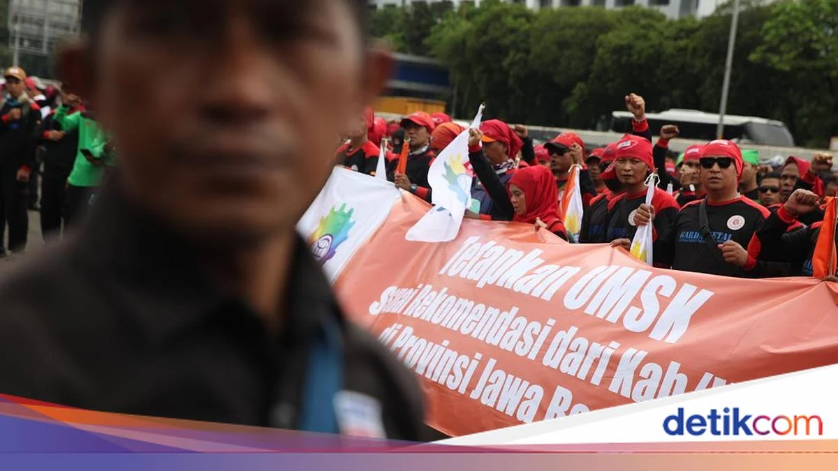 Ribuan Buruh Geruduk DPR dengan Tuntutan Ketenagakerjaan, Kapal Mini, dan Bendera One Piece