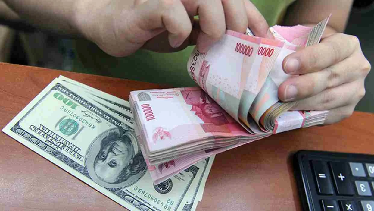 Rupiah Terlemah Capai Rekor Baru, Potensi Tembus Rp 17.500 per Dollar