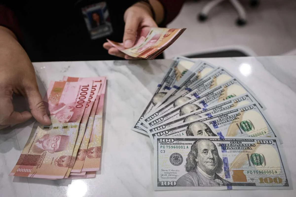 Rupiah Terpuruk ke Rp 17.518 per Dollar AS Hari Ini, Ekonom Prediksi Harga Barang Naik dalam 2-3 Bulan