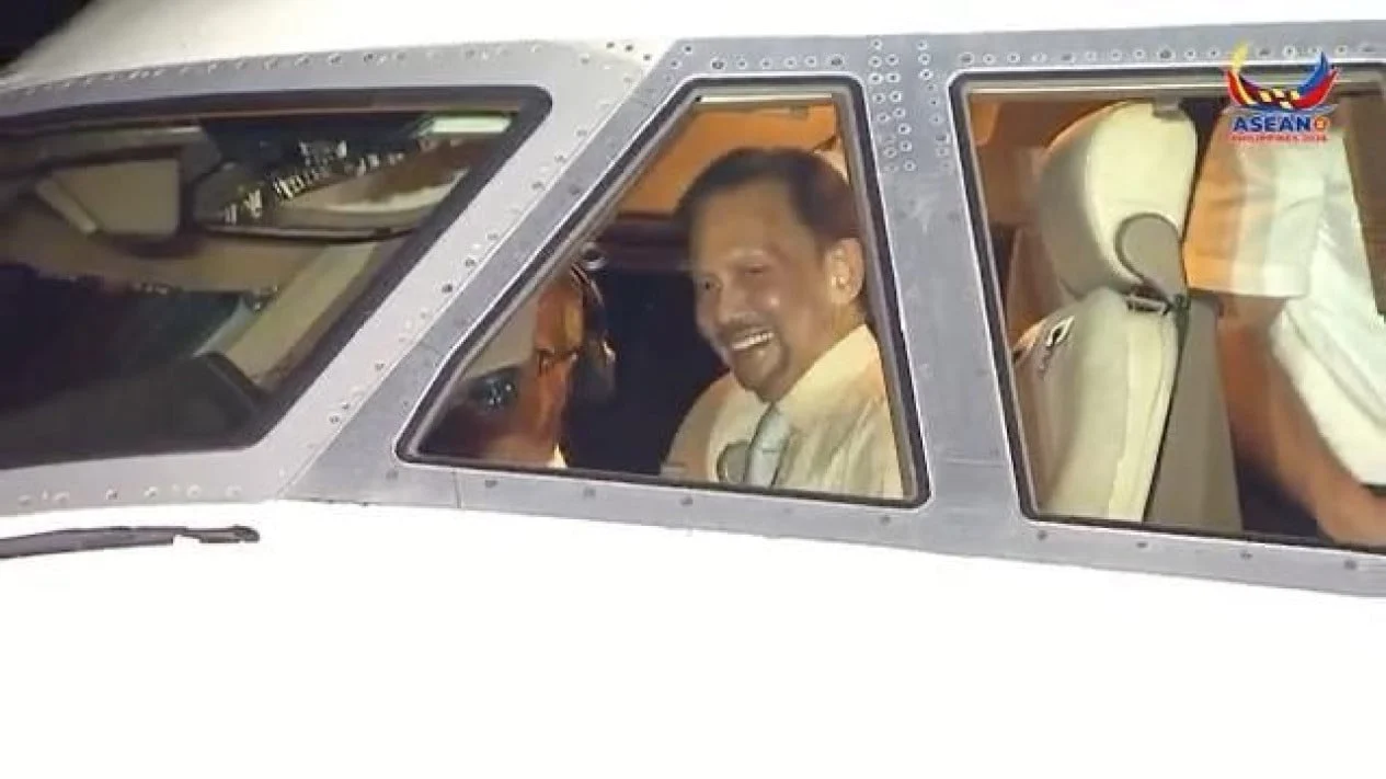 Sultan Brunei Menerbangkan Pesawat Pribadinya Sendiri ke Filipina untuk Hadiri KTT ASEAN