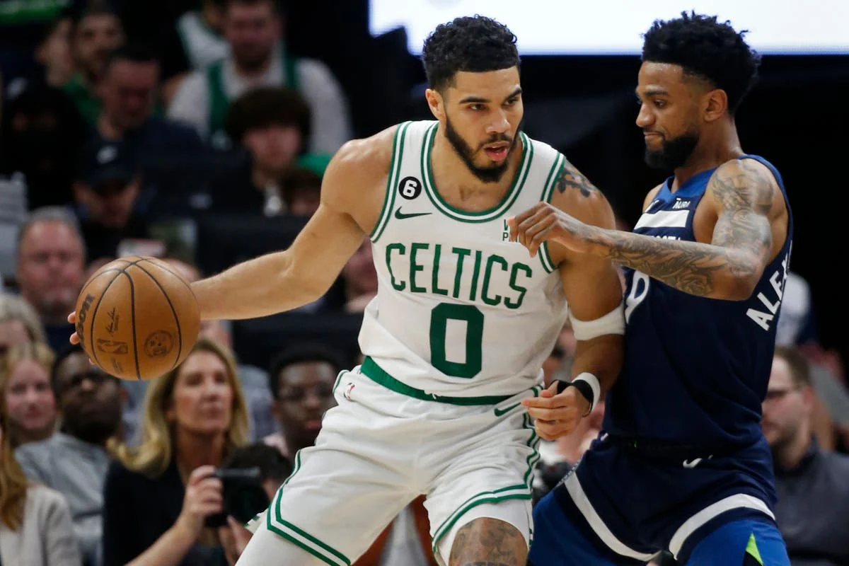 Timberwolves vs Spurs: Edwards kembali gemilang, Wolves curi kemenangan tipis 104-102 di Game 1