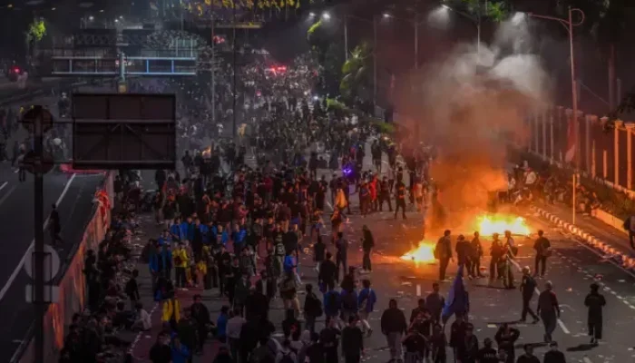 Aksi Demo Hari Ini: Masyarakat Sipil Tuntut Perubahan di Surabaya dan Jakarta