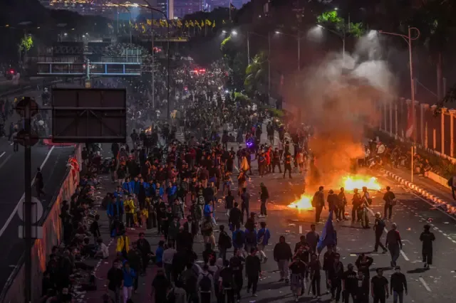 Aksi Demo Hari Ini: Masyarakat Sipil Tuntut Perubahan di Surabaya dan Jakarta