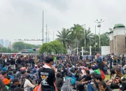 Aksi Mahasiswa Universitas Sebelas Maret dan Demo Bakar Uang Mainan di BI Jateng