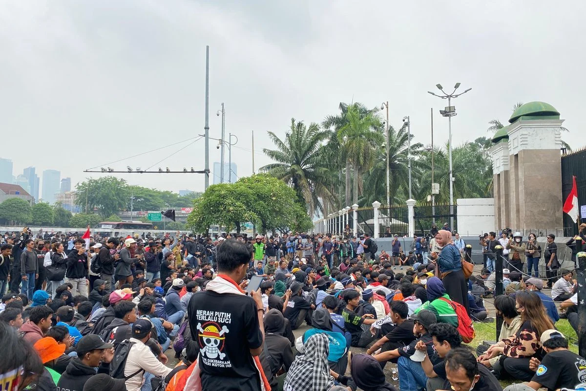 Aksi Mahasiswa Universitas Sebelas Maret dan Demo Bakar Uang Mainan di BI Jateng