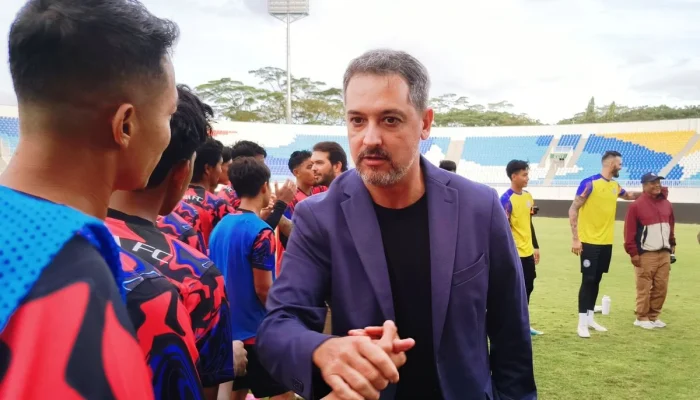 Arema FC Siap Pertahankan Pelatih Marcos Santos untuk Musim 2026-2027