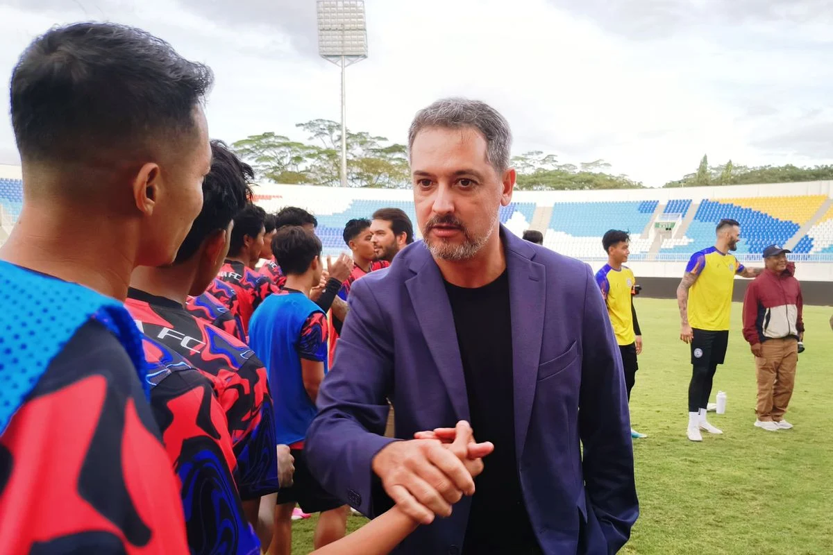 Arema FC Siap Pertahankan Pelatih Marcos Santos untuk Musim 2026-2027