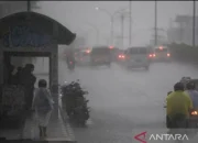 Cuaca Besok di Indonesia: Hujan Lebat di Kalbar, Waspada Longsor di Sulut