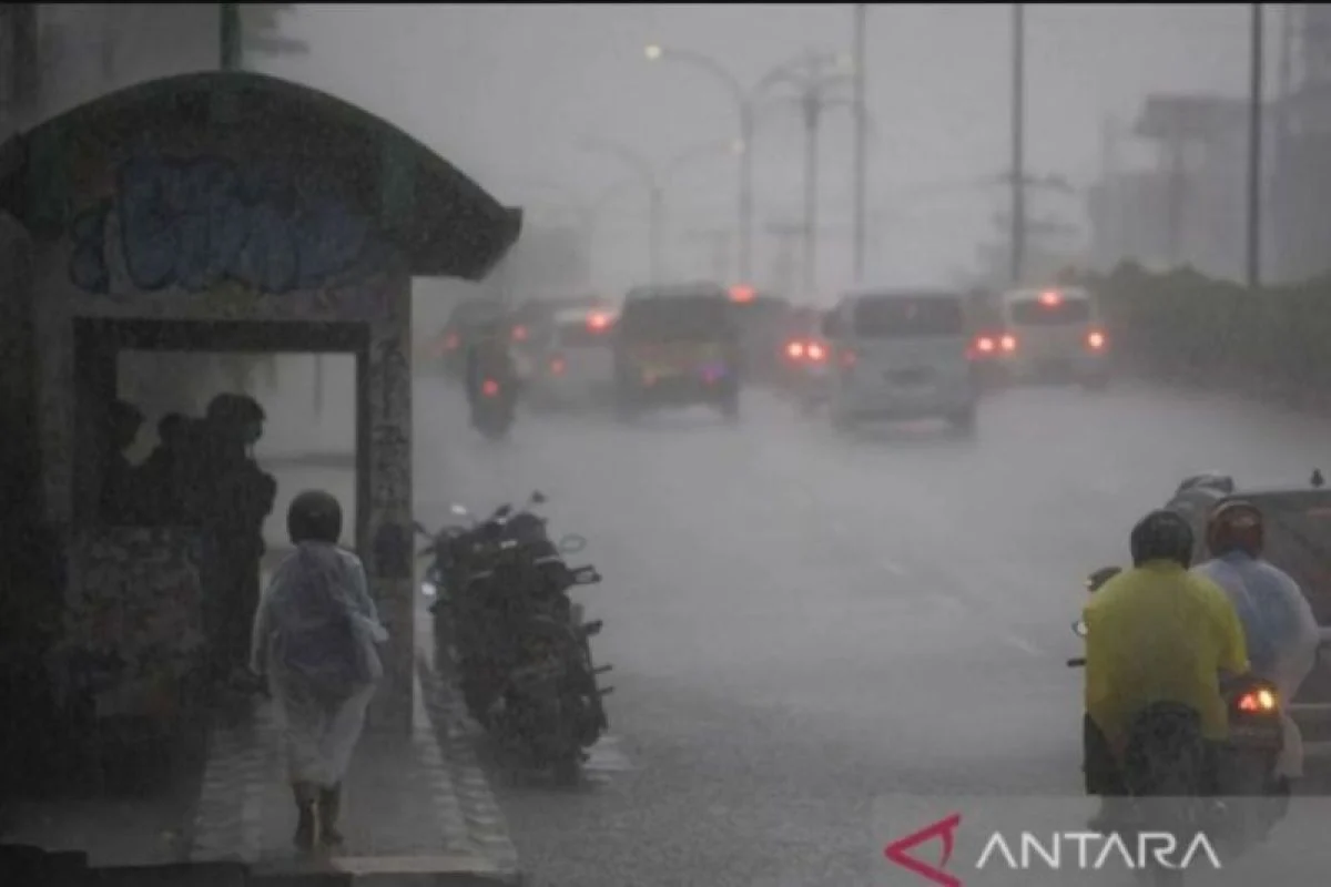 Cuaca Besok di Indonesia: Hujan Lebat di Kalbar, Waspada Longsor di Sulut
