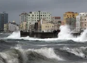 Cuaca Ekstrem Mengancam Texas dan Pantai Teluk: Banjir, Badai, dan Kemungkinan Topan