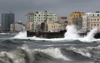 Cuaca Ekstrem Mengancam Texas dan Pantai Teluk: Banjir, Badai, dan Kemungkinan Topan