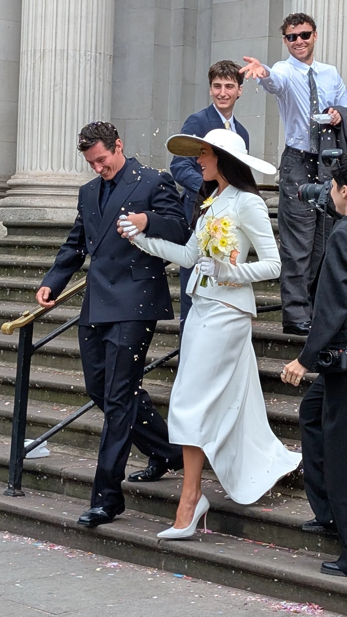 Dua Lipa dan Callum Turner Resmi Menikah dalam Upacara Intim di London