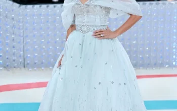 Dua Lipa Tampil Memukau dengan Gaun Pengantin Chanel Haute Couture di Pernikahan dengan Callum Turner