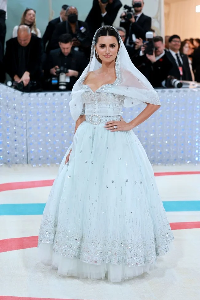 Dua Lipa Tampil Memukau dengan Gaun Pengantin Chanel Haute Couture di Pernikahan dengan Callum Turner