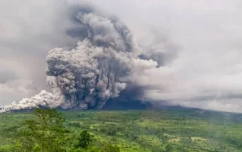 Gunung Semeru Erupsi 5 Kali dalam 6 Jam, Warga Diminta Waspada