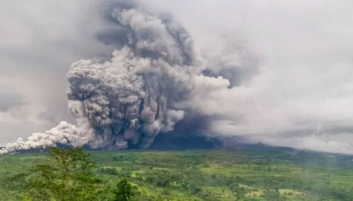 Gunung Semeru Erupsi 5 Kali dalam 6 Jam, Warga Diminta Waspada