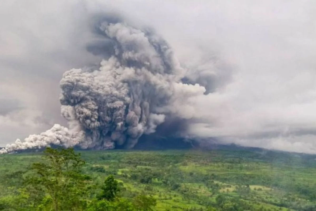 Gunung Semeru Erupsi 5 Kali dalam 6 Jam, Warga Diminta Waspada