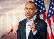 Hakeem Jeffries Dikecam karena Menerima Calon dari Partai Sosialis Demokrat