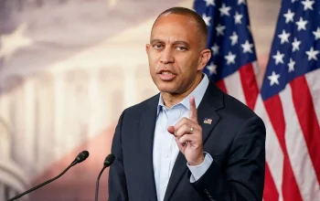 Hakeem Jeffries Dikecam karena Menerima Calon dari Partai Sosialis Demokrat