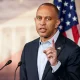 Hakeem Jeffries Dikecam karena Menerima Calon dari Partai Sosialis Demokrat