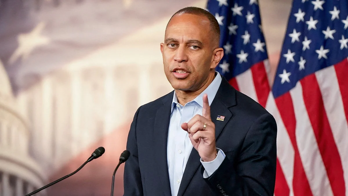 Hakeem Jeffries Dikecam karena Menerima Calon dari Partai Sosialis Demokrat
