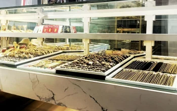 Harga Emas Perhiasan Hari Ini: Penjualan Melonjak dan Harga Turun