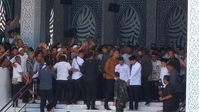 Jokowi Hadiri Salat Jumat di Lampung, PSI Targetkan Satu Kursi Legislatif di Setiap Dapil