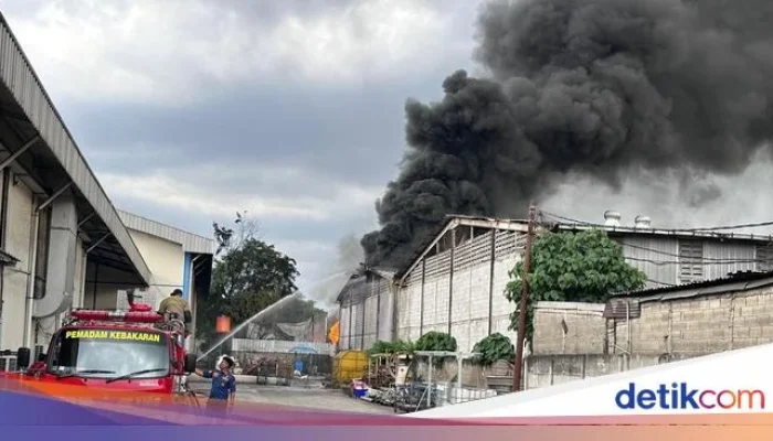 Kebakaran Pabrik Karet di Tangerang dan Jakarta, Menghanguskan Harta dan Mengancam Keselamatan