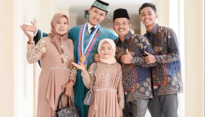 Keluarga Hermansyah Rayakan Wisuda Bareng di Universitas Airlangga