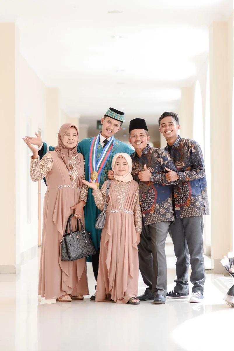 Keluarga Hermansyah Rayakan Wisuda Bareng di Universitas Airlangga