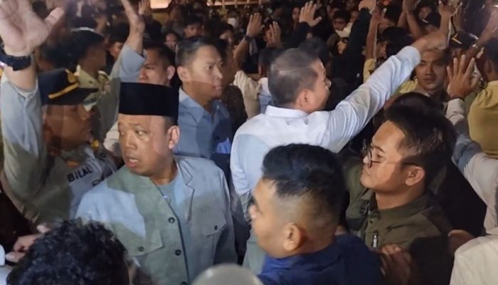 Kericuhan di UGM: Budiman Sudjatmiko dan Pejabat Lainnya Digeruduk Mahasiswa