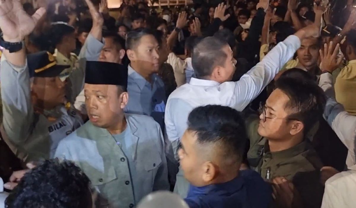 Kericuhan di UGM: Budiman Sudjatmiko dan Pejabat Lainnya Digeruduk Mahasiswa
