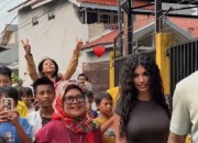 Mees Hilgers Mengunjungi Lenteng Agung: Ziarah dan Bermain Bola dengan Anak-Anak