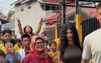 Mees Hilgers Mengunjungi Lenteng Agung: Ziarah dan Bermain Bola dengan Anak-Anak