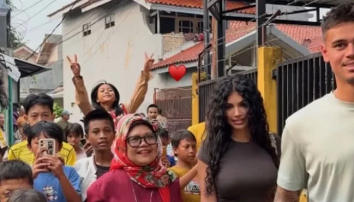 Mees Hilgers Mengunjungi Lenteng Agung: Ziarah dan Bermain Bola dengan Anak-Anak