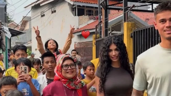 Mees Hilgers Mengunjungi Lenteng Agung: Ziarah dan Bermain Bola dengan Anak-Anak