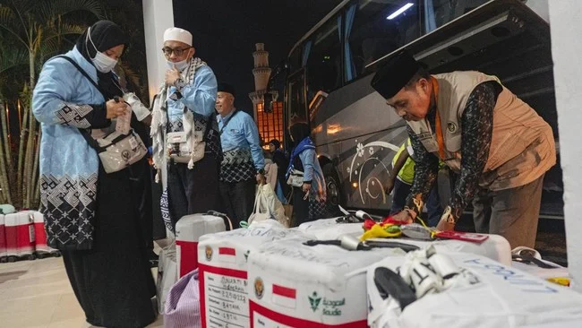 Rombongan Jemaah Haji Indonesia Pertama Tiba di Batam, Kepulauan Riau