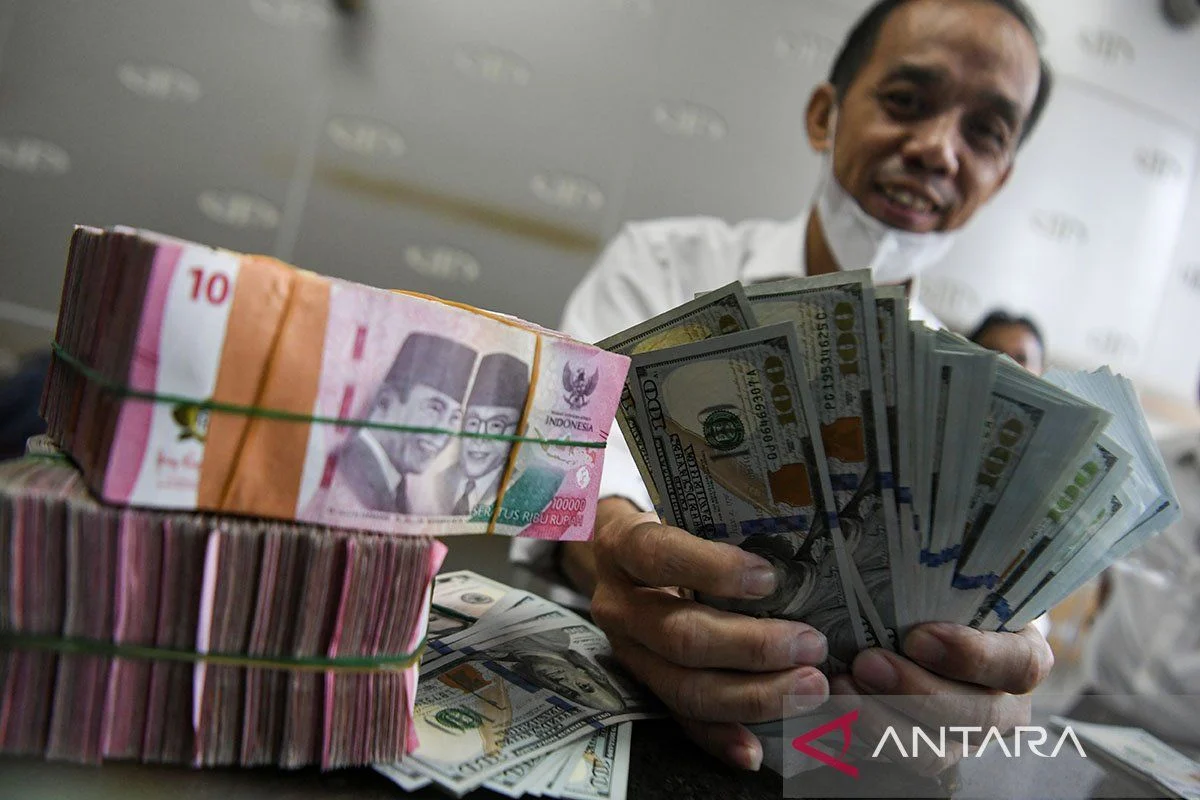 Suku Bunga Acuan Naik, Rupiah Menguat dan Modal Asing Mulai Masuk