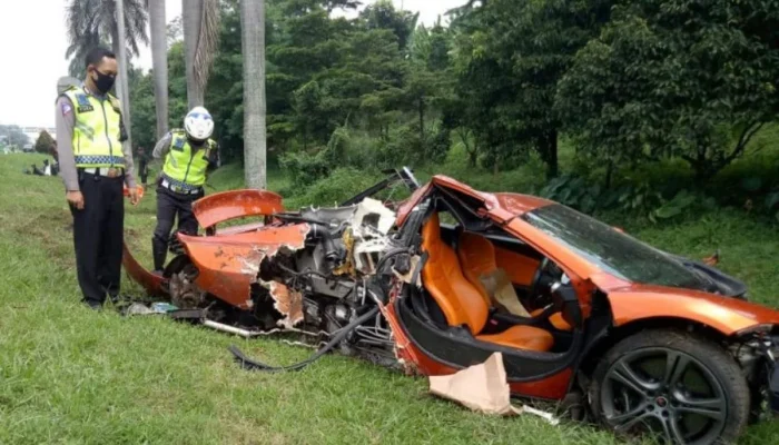 Andra ST Alami Kecelakaan Mengerikan dengan McLaren, Mobil Mewah Terbelah Dua
