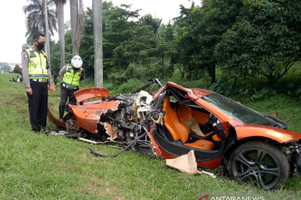 Andra ST Alami Kecelakaan Mengerikan dengan McLaren, Mobil Mewah Terbelah Dua