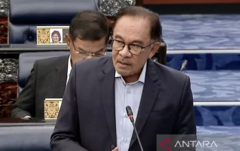 Anwar Ibrahim Menghadapi Tantangan Besar: Investasi, Royal Impasse, dan Masa Depan Malaysia