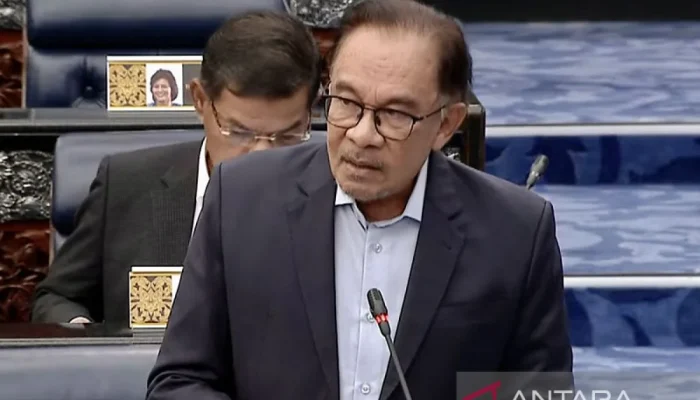 Anwar Ibrahim Menghadapi Tantangan Besar: Investasi, Royal Impasse, dan Masa Depan Malaysia
