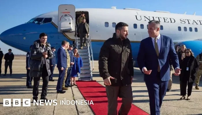 F-16 Dengan VENOM Autonomy Kit Terbang Pertama Kali, Trump Batasi Visa Mahasiswa, dan Conor McGregor Kembali
