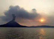 Gunung Anak Krakatau Siaga, Masyarakat Diminta Tetap Tenang dan Waspada