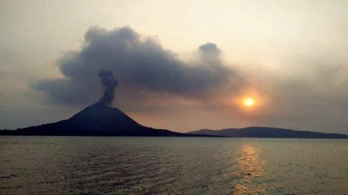 Gunung Anak Krakatau Siaga, Masyarakat Diminta Tetap Tenang dan Waspada