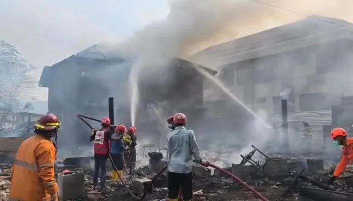 Kebakaran Hebat Melanda Kampung Adat Kasepuhan Ciptamulya Sukabumi, 70 Rumah Hangus