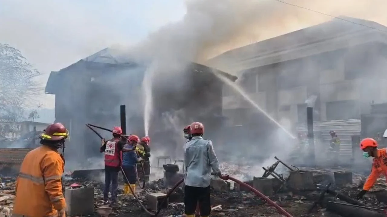 Kebakaran Hebat Melanda Kampung Adat Kasepuhan Ciptamulya Sukabumi, 70 Rumah Hangus