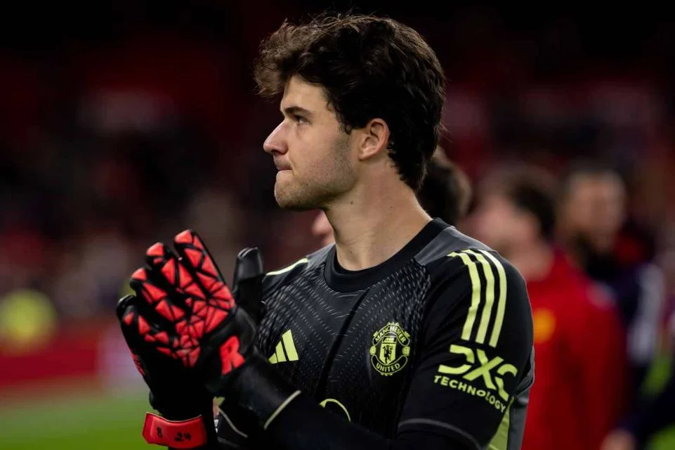 Manchester United Butuh Kiper Berpengalaman, Senne Lammens Belum Cukup?