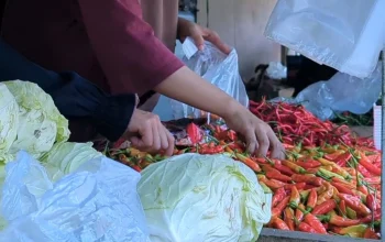Pasar Ciputat Ramai, Harga Cabai Rawit Mencapai Rp95.000/Kg
